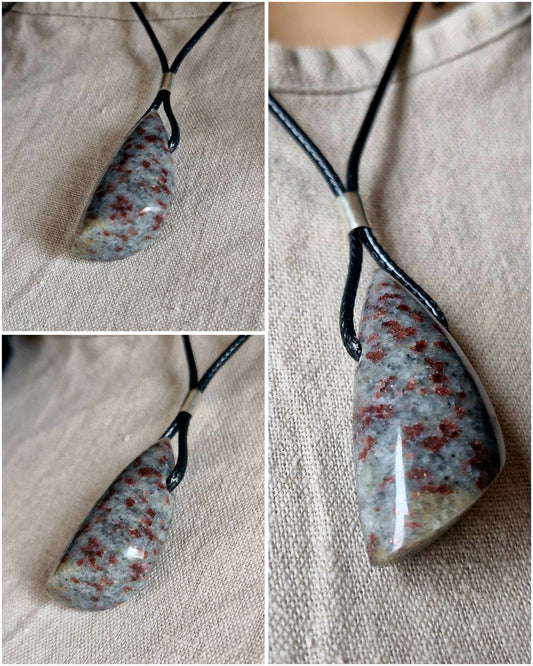 Kulons - kvarcīts+granāti (quartzite+garnet)