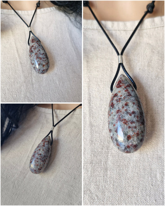 Kulons - kvarcīts+granāti (quartzite+garnet)