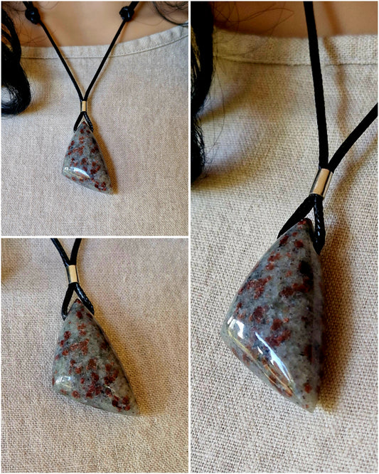 Kulons - kvarcīts+granāti (quartzite+garnet)